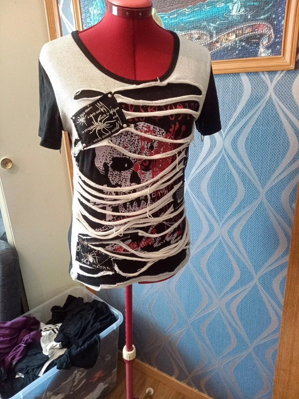T-shirt Grunge / Gothique Déstructuré – Style Cyberpunk & Punk Rock